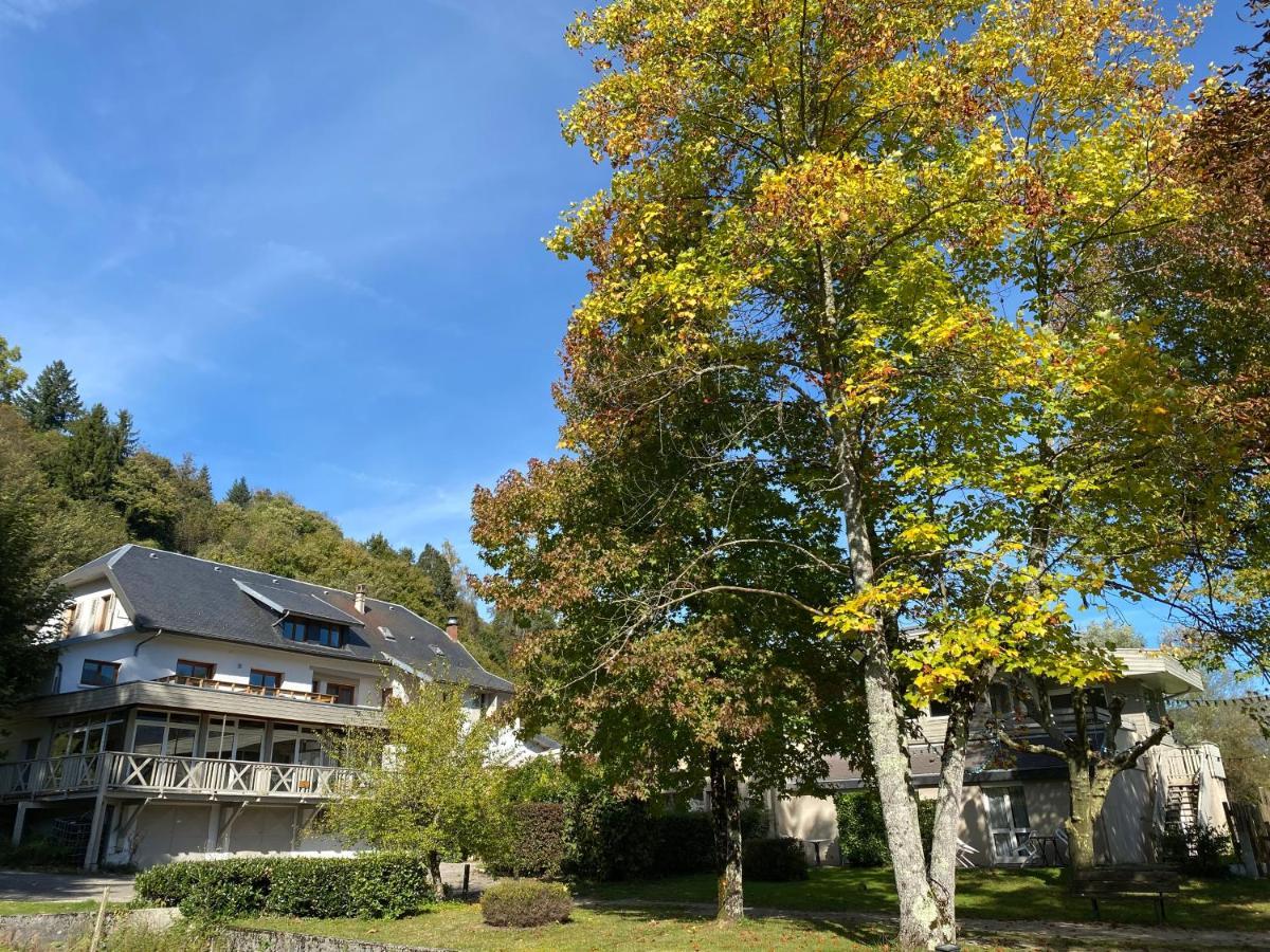 Saint-Alban-de-Montbel Les Lodges Du Lac מראה חיצוני תמונה