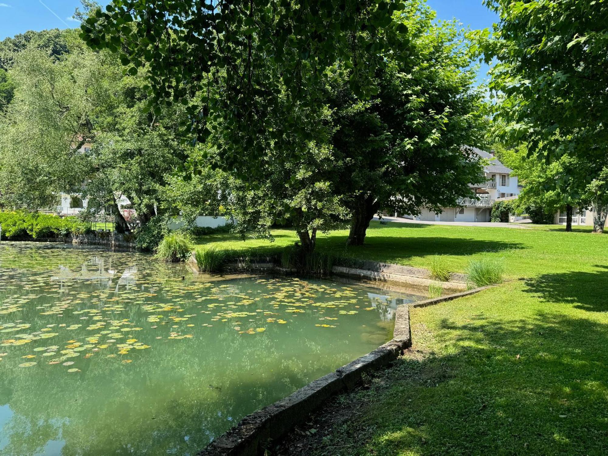 Saint-Alban-de-Montbel Les Lodges Du Lac מראה חיצוני תמונה