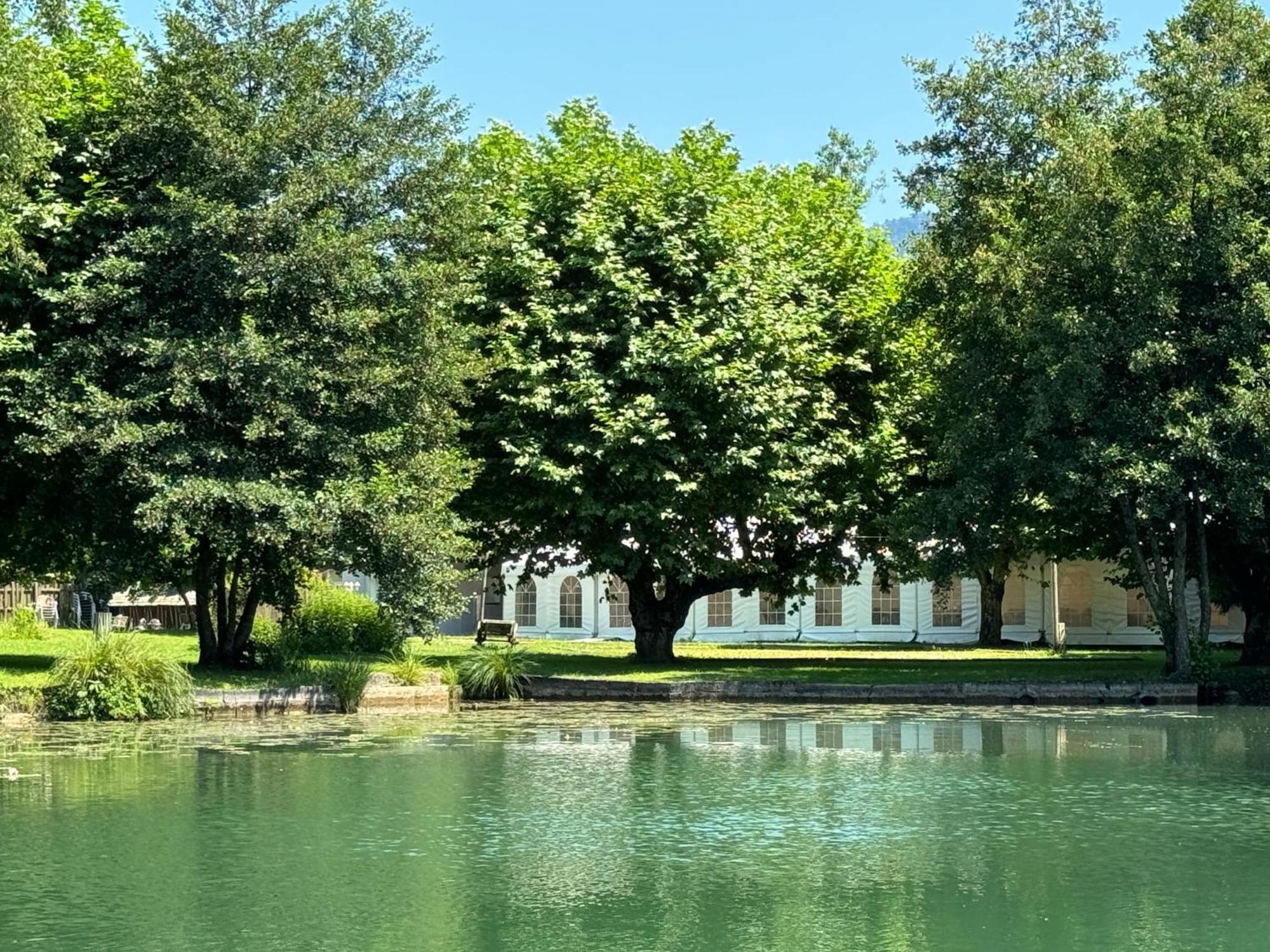 Saint-Alban-de-Montbel Les Lodges Du Lac מראה חיצוני תמונה