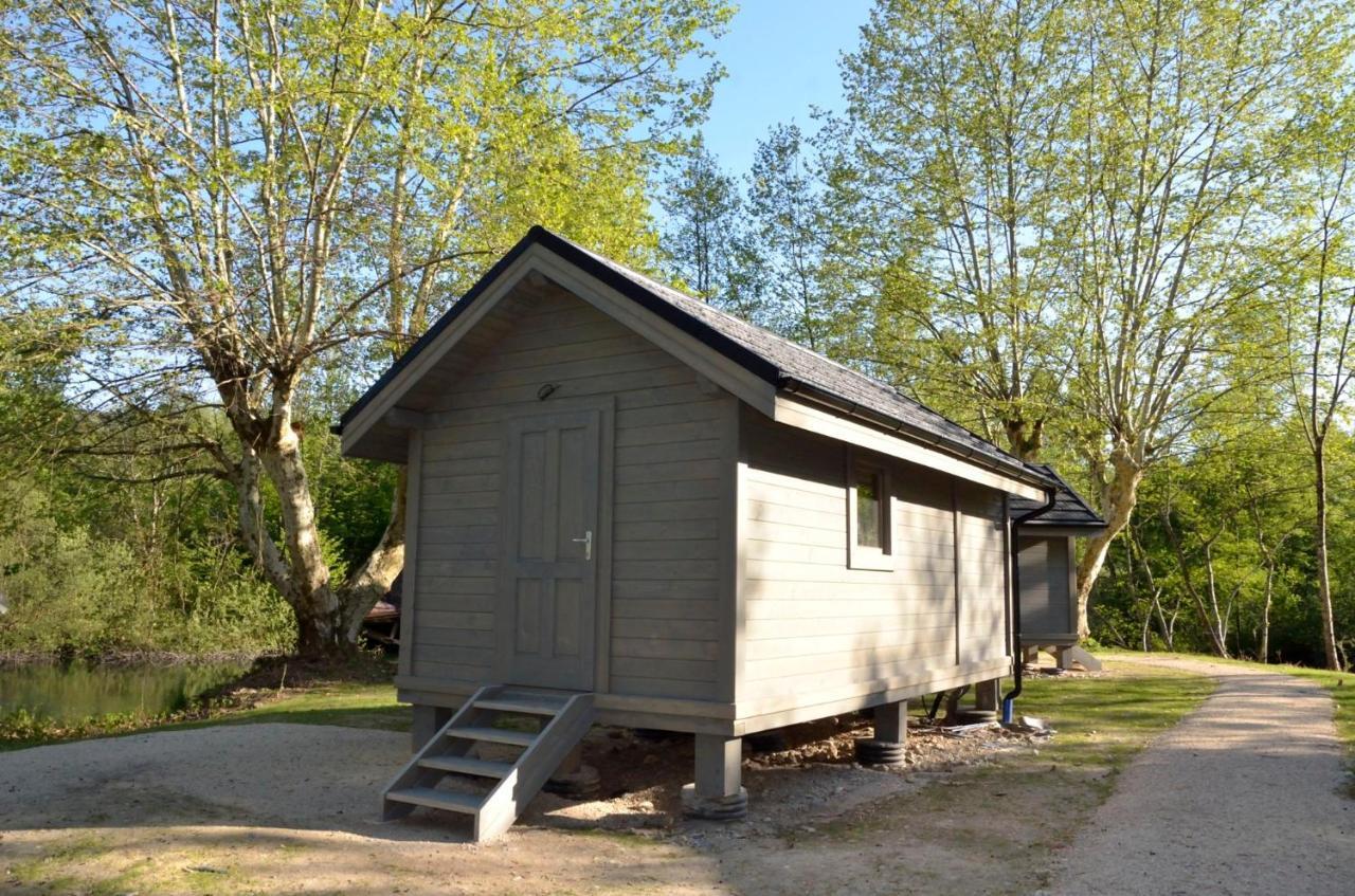 Saint-Alban-de-Montbel Les Lodges Du Lac מראה חיצוני תמונה
