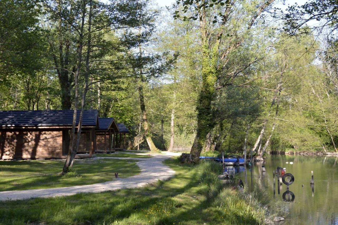 Saint-Alban-de-Montbel Les Lodges Du Lac מראה חיצוני תמונה