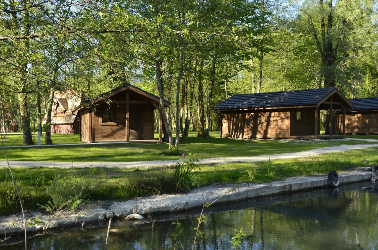 Saint-Alban-de-Montbel Les Lodges Du Lac מראה חיצוני תמונה