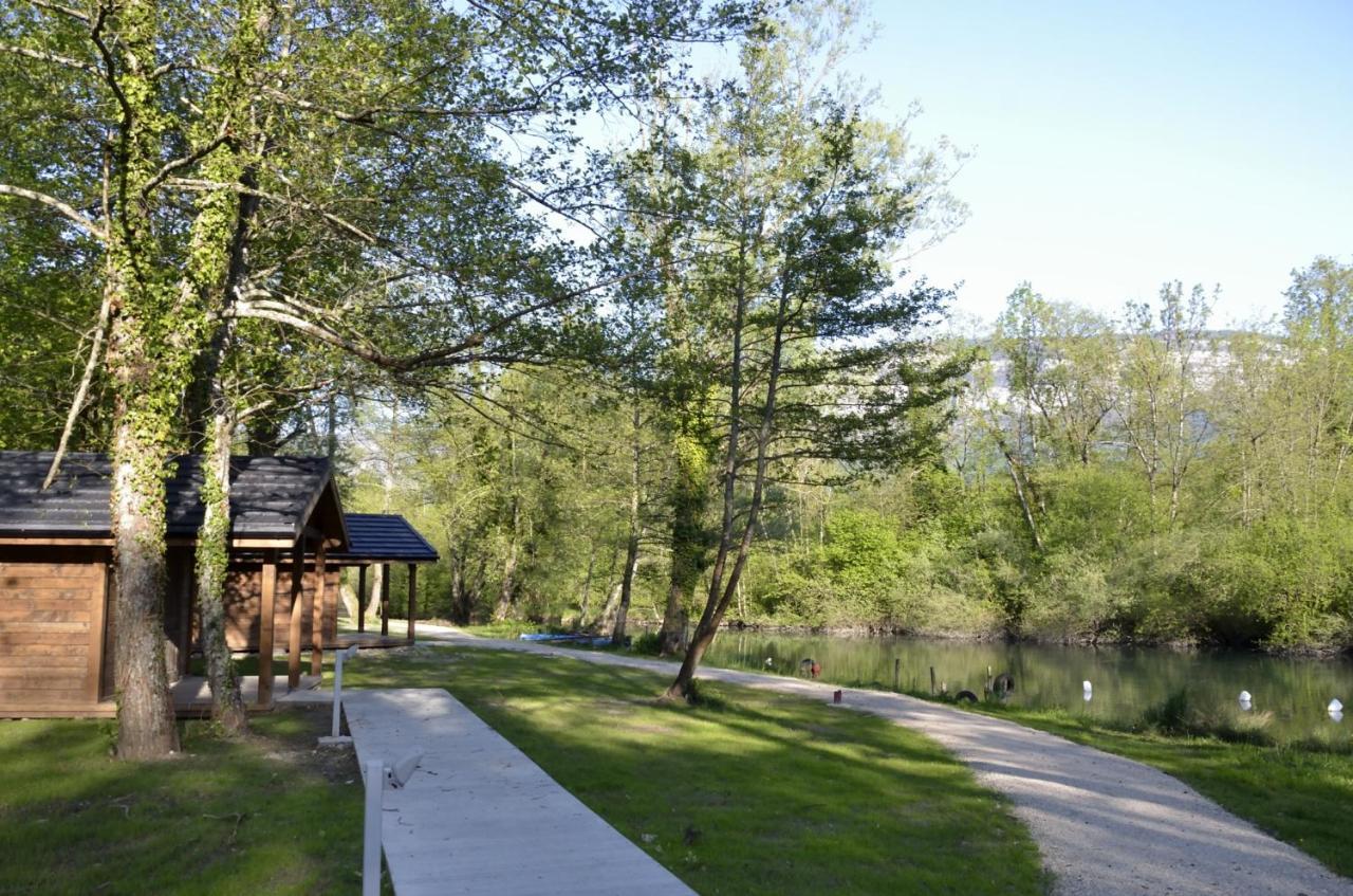 Saint-Alban-de-Montbel Les Lodges Du Lac מראה חיצוני תמונה
